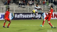 Andik mengontrol bola.