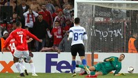 Hapoel Beer Sheva membobol gawang Inter Milan. Dalam pertandingan ini, tiga gol Hapoel Beer Sheva dicetak oleh Maranhao, Anthony Nwakaeme, dan Ben Sahar. Ammar Awad/Reuters/detikFoto.