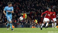 Jesse Lingard melepaskan tendangan yang berbuah gol ke gawang Feyenoord di menit ke-90. Carl Recine/Reuters/detikFoto.