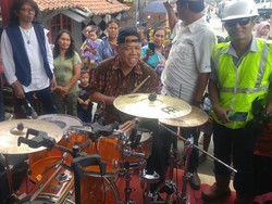 Mendadak jadi Drummer, Menteri PUPR Hebohkan Warga Tambaklorok