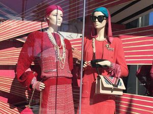 Mannequin Berjilbab Turban Eksis di Butik Chanel Beverly Hills