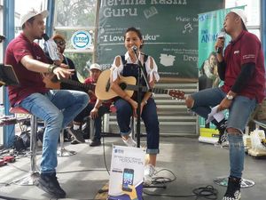 Cara Unik TransJ Sambut Hari Guru, Gelar Konser Musik di Bus