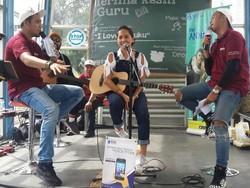 Cara Unik TransJ Sambut Hari Guru, Gelar Konser Musik di Bus