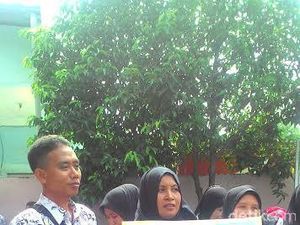 Peringati Hari Guru, Guru Honorer di Lamongan Demo Tuntut Upah Layak