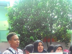 Peringati Hari Guru, Guru Honorer di Lamongan Demo Tuntut Upah Layak