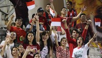 Tak hanya didominasi pria, beberapa kaum hawa juga ikut mneyaksikan pertandingan Timnas Indonesia.