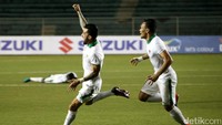 Stefano Lilipaly merayakan golnya.