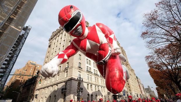 NEW YORK, NY - NOVEMBER 24:  Sabans Red Mighty Morphin Power Ranger dominates the skies at the 90th annual Macys Thanksgiving Day Parade on November 24, 2016 in New York City.  (Photo by D Dipasupil/Getty Images for Saban Brands)