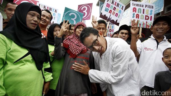 Aksi Sandiaga Uno Elus Perut Ibu Hamil