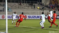Berhasil menyamakan kedudukan, Indonesia terus menekan Singapura.