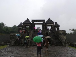 Walau Hujan, dTraveler Tetap Semangat Kunjungi Candi Ratu Boko