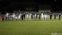 Para pemain dan pelatih merayakan keberhasilan Indonesia melaju ke Semifinal.