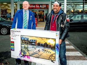 Disuruh Istri, Pria Ini Antre 11 Jam Demi Jadi Pelanggan Pertama Supermarket