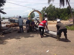 Pakai Rakit, Ini Penampakan PLN Pasang Tiang Listrik Pulau Kecil di Babel