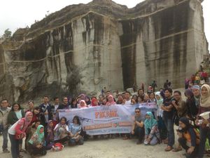 Keseruan Piknik dTraveler di Tebing Breksi