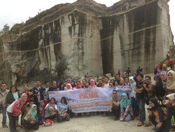Keseruan Piknik dTraveler di Tebing Breksi