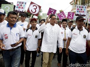 Kampanye di Kalideres, Sandiaga Tinjau Pabrik Tempe Rumahan Milik Warga