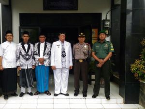 Hari Guru, Peserta Upacara di Purwakarta Gunakan Sarung dan Peci