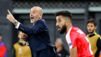 Stefano Pioli memberikan pengarahan kepada para pemain Inter Milan. Ammar Awad/Reuters/detikFoto.