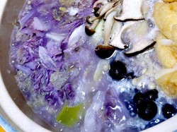 Uniknya Kreasi Hotpot Berkuah Ungu Alami Ini!