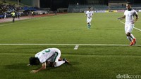 Andik Vermansah sujud syukur.