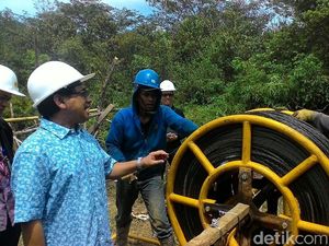 Cerita PLN Libatkan Warga Lokal Masuk Keluar Hutan Garap Tol Listrik di Sumbar