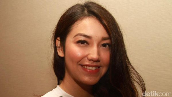 Velove Vexia, Senyum Kamu Manis Banget Sih!