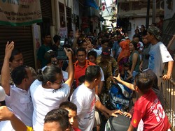 Blusukan di Tambora, Sandiaga Diajak Jakmania Jalan Kaki 1,5 Jam