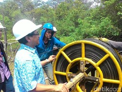 Siang Malam Pekerja PLN Bangun Tol Listrik 125 Kms di Sumbar