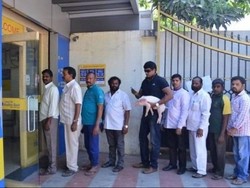 Selebritas India Ravi Babu Bikin Heboh karena Bawa Anak Babi ke Bank