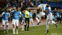 Stefano Lilipaly meluapkan kegembiraannya bersama para pemain timnas usai membobol gawang Singapura.