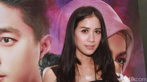 Awas Tatapan Manja Fanny Fabriana Bikin Geer