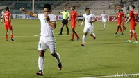 Andik Vermansah merayakan gol sambil mencium lambang garuda di kaos timnas Indonesia.