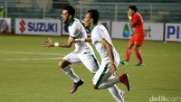 Stefano Lilipaly berlari ke pinggir lapangan untuk merayakan gol bersama para pemain timnas.