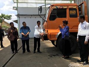 Pecahkan Kendi ke Truk, Jokowi Lepas Ekspor Kacang Mete ke Eropa