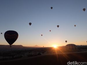 Terpesona Sunrise di Balik Pegunungan dan Balon Udara Cappadocia, Turki