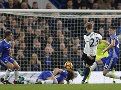 Pada pertandingan di Stamford Bridge, Minggu (27/11/2016) dinihari WIB, Spurs tampil lebih baik di babak pertama. Tim tamu pun unggul duluan ketika Christian Eriksen menjebol gawang Chelsea pada menit ke-11.