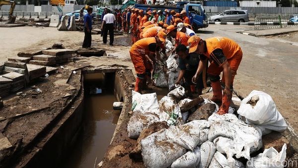 Cegah Banjir, Pasukan Oranye Bersihkan Selokan di Kawasan Sudirman