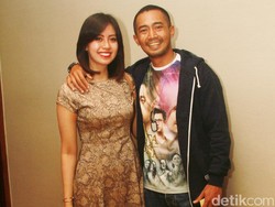 Sempat Ingin Cerai, Yama Carlos Kini Makin Lengket dengan Sang Istri