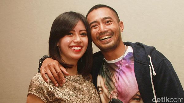 Yama Carlos dan Sang Pacar yang Beda Usia 12 Tahun