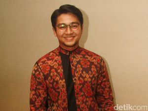 Deva Mahenra Lengket dengan Cewek Cakep, Putus dari Velove Vexia?