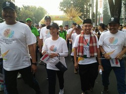 Jalan Santai di CFD Thamrin, Rini Diajak Selfie dan Ikut Goyang Maumere