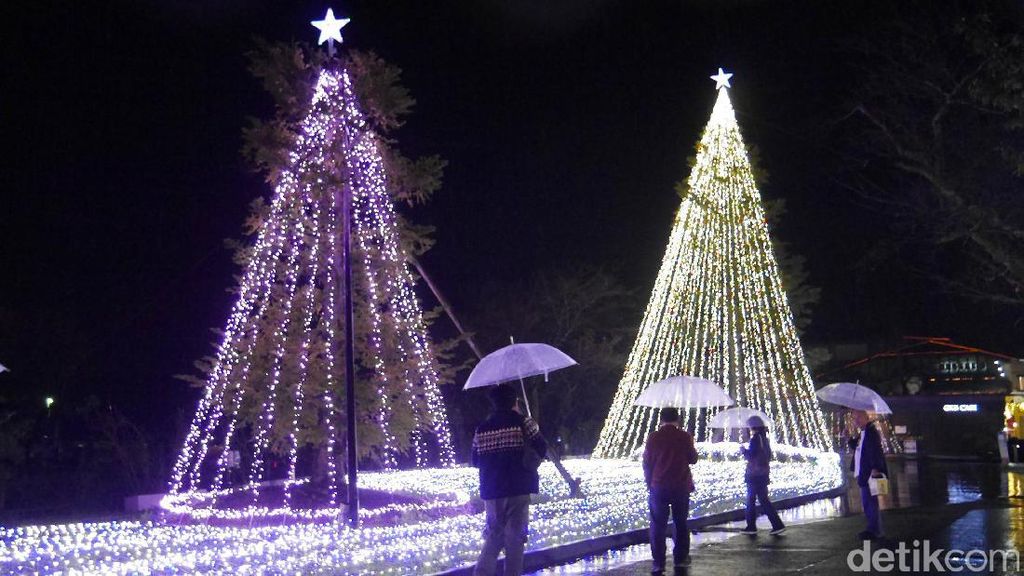 Pohon Natal Raksasa & Terowongan dengan Kelip Lampu Meriah di Jepang Pohon Natal Raksasa & Terowongan dengan Kelip Lampu Meriah di Jepang