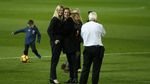 Aksi Julia Roberts di Rumput Old Trafford
