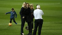 Julia Roberts mengabadikan diri di Old Trafford. Reuters/Andrew Yates.