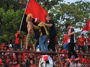 Fadly Padi Jadi Dirigen Suporter PSM Makassar Fadly Padi Jadi Dirigen Suporter PSM Makassar