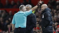 Aksi menendang botol itu dibayar Mourinho dengan dia diusir dari lapangan. Ini adalah pengusiran kedua yang dialami Mourinho dalam sebulan ke belakang. (Foto: Reuters / Carl Recine)