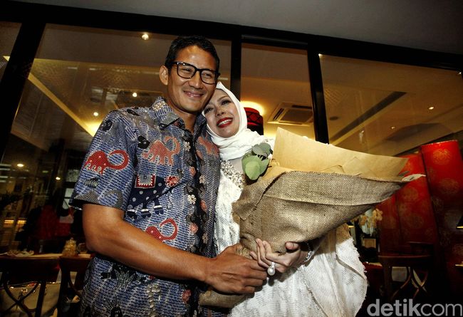 Istri Ultah, Sandiaga Beri Kado Bunga Mawar