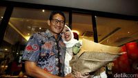 Istri Ultah, Sandiaga Beri Kado Bunga Mawar