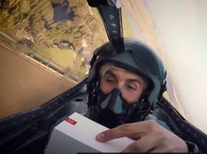 Unboxing Tak Biasa, di Pesawat Jet!